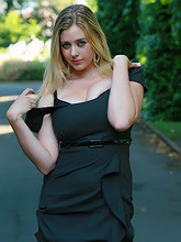 bigtits blonde posing outdoor