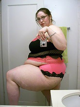 fat lingerie babe in bathroom